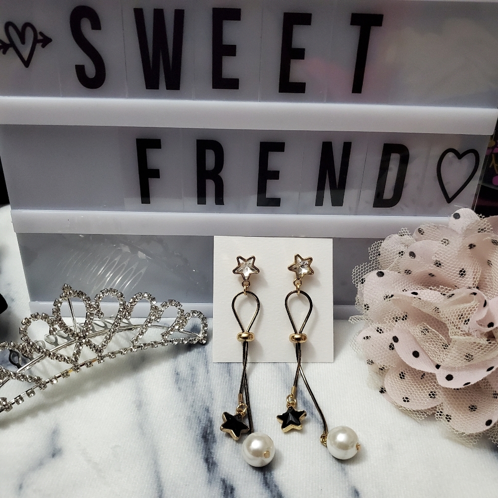 🌞 3/$25 Beautiful star dangling earring.